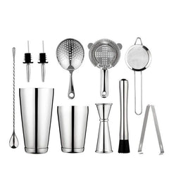 Ensemble complet des accessoires de bar du kit ustensile cocktail : shaker, verres à mélange, passoires, doseur, pilon, pince et cuillère de bar.