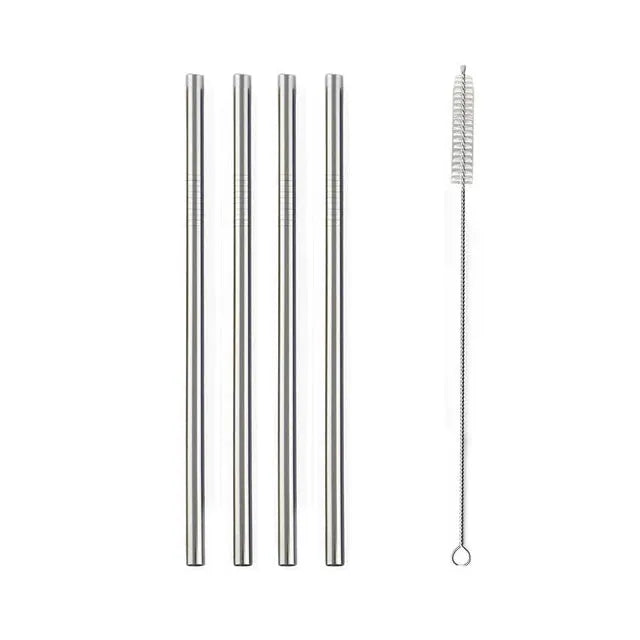 Lot de quatre mini pailles cocktail en acier inoxydable avec leur goupillon de nettoyage, présentées sur fond blanc.