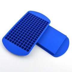 Moule à glaçons silicone bleu à petits cubes, vue du bac ouvert avec son couvercle rabattu, présenté sur fond blanc.