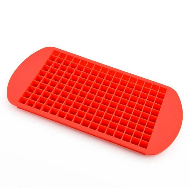 Moule à glaçons silicone rouge à petits cubes, vue du bac ouvert avec son couvercle rabattu, présenté sur fond blanc.