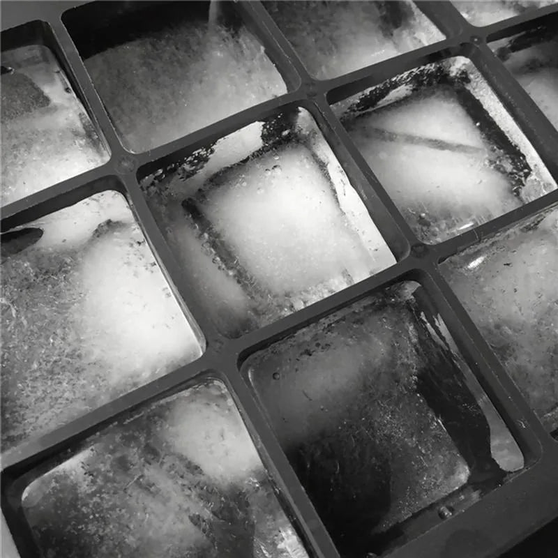 Gros plan sur les glaçons carrés formés dans les alvéoles du moule en silicone