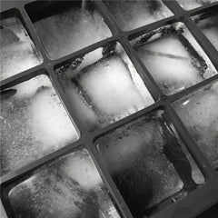 Gros plan sur les glaçons carrés formés dans les alvéoles du moule en silicone