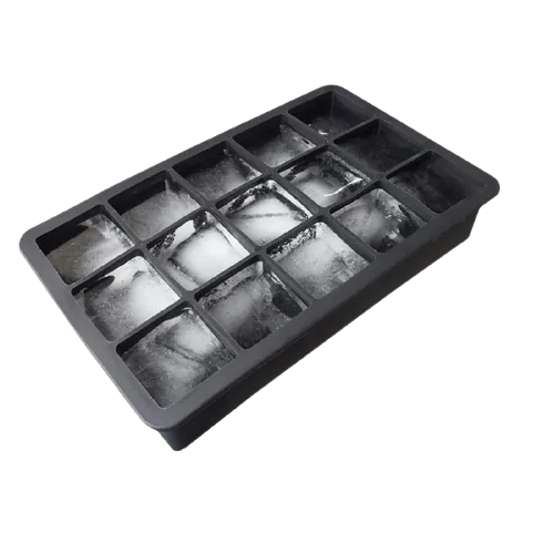 Moule à glaçons en silicone noir rempli de glaçons carrés, vue de face sur fond blanc