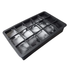 Moule à glaçons en silicone noir rempli de glaçons carrés, vue de face sur fond blanc