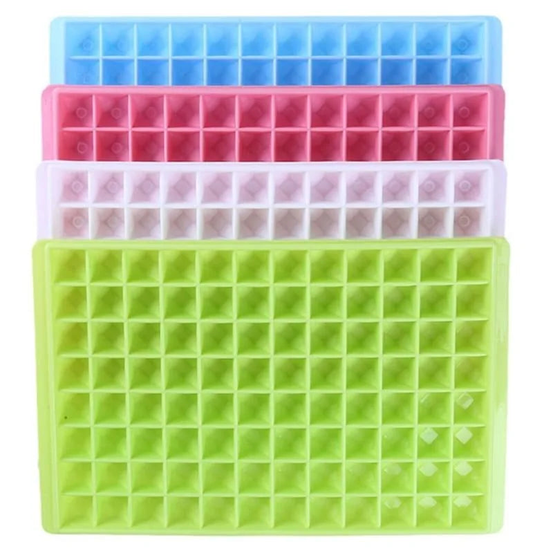 Quatre moules à mini glaçons en silicone empilés en bleu, rose, blanc et vert