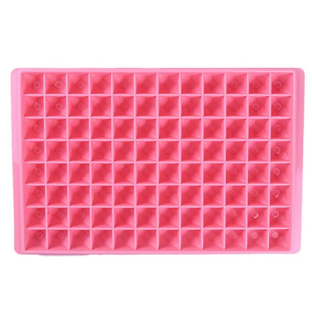 Moule à mini glaçons en silicone rose vu de dessus
