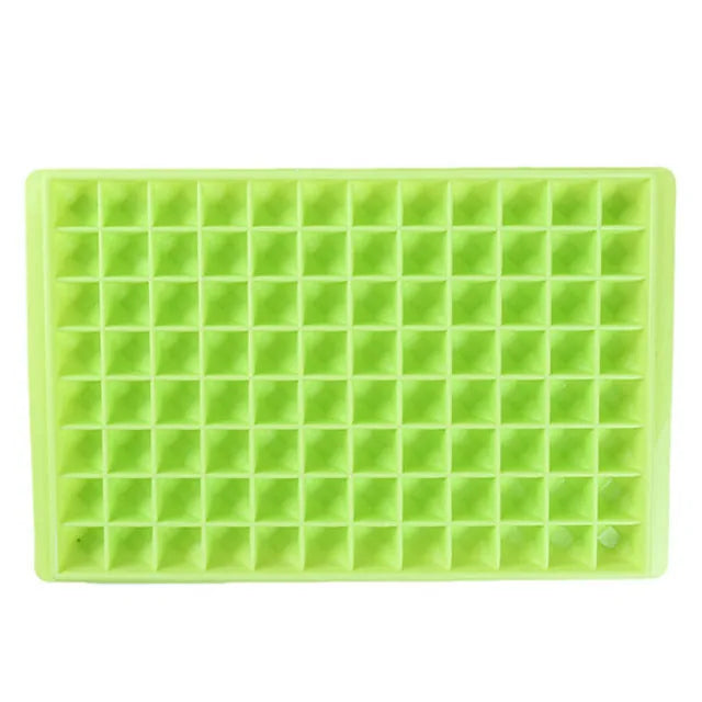 Moule à mini glaçons vert en silicone photographié en légère perspective