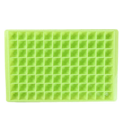 Moule à mini glaçons vert en silicone vu de dessus à plat