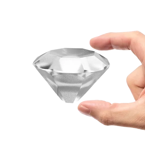 Gros plan sur un glaçon en forme de diamant tenu entre deux doigts
