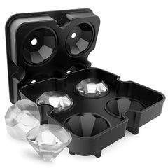 Moule à glaçons en forme de diamant ouvert, avec deux glaçons diamant démoulés à côté