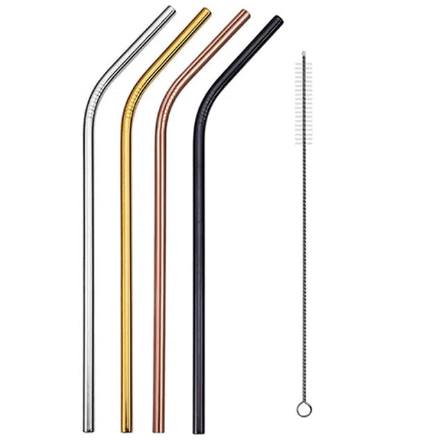 Quatre pailles à cocktail en inox courbées, argentée, dorée, cuivrée et noire, présentées debout avec leur goupillon de nettoyage sur fond blanc.