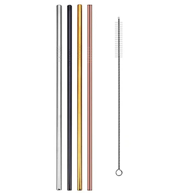 Quatre pailles à cocktail en inox droites, argentée, dorée, cuivrée et noire, posées à plat avec leur goupillon de nettoyage sur fond blanc.