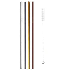 Quatre pailles à cocktail en inox droites, argentée, dorée, cuivrée et noire, posées à plat avec leur goupillon de nettoyage sur fond blanc.