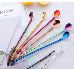 Sept pailles cuillères multicolores posées sur un magazine avec des demi-citrons et une brosse de nettoyage