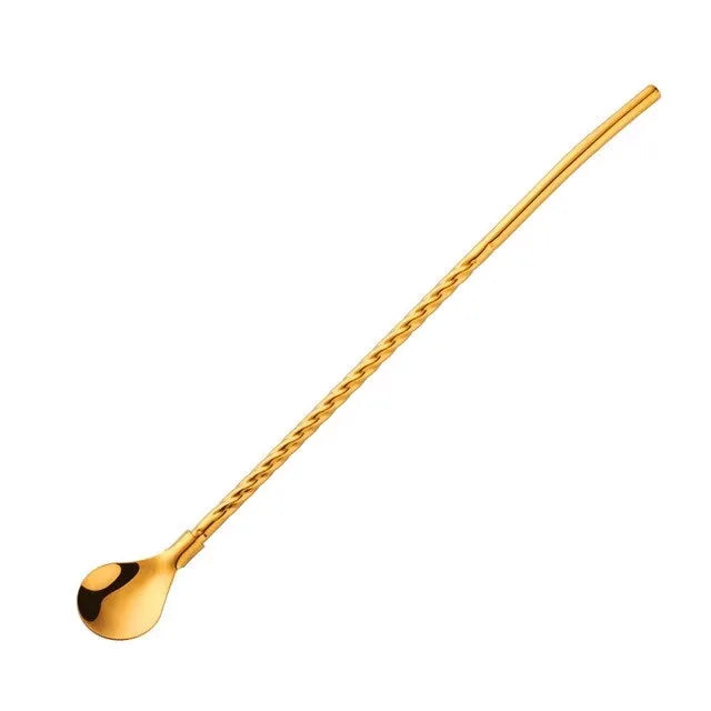 Paille cuillère dorée sur fond blanc avec tige torsadée et cuillère ovale