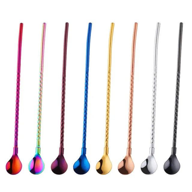 Assortiment complet de huit pailles cuillères de couleurs différentes alignées sur fond blanc