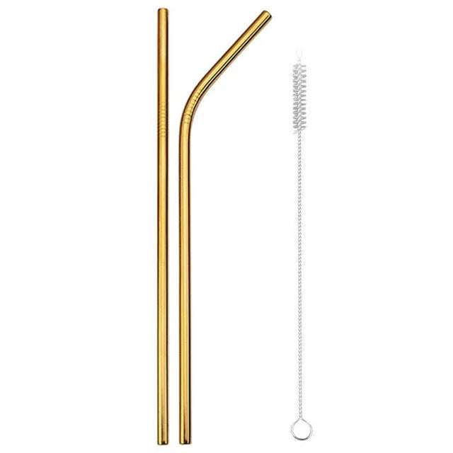 Deux pailles en acier inoxydable doré, une droite et une courbée, accompagnées de leur brosse de nettoyage sur fond blanc.
