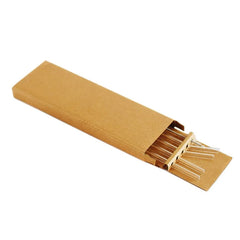 Boîte en carton kraft ouverte laissant apparaître les pailles en verre rangées à l'intérieur.