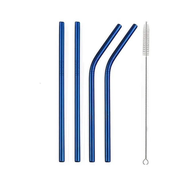 Jeu de 4 pailles en métal courtes bleues avec goupillon de nettoyage sur fond blanc