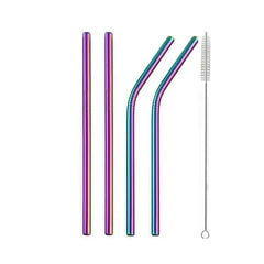 Jeu de 4 pailles en métal courtes multicolores irisées avec goupillon de nettoyage sur fond blanc