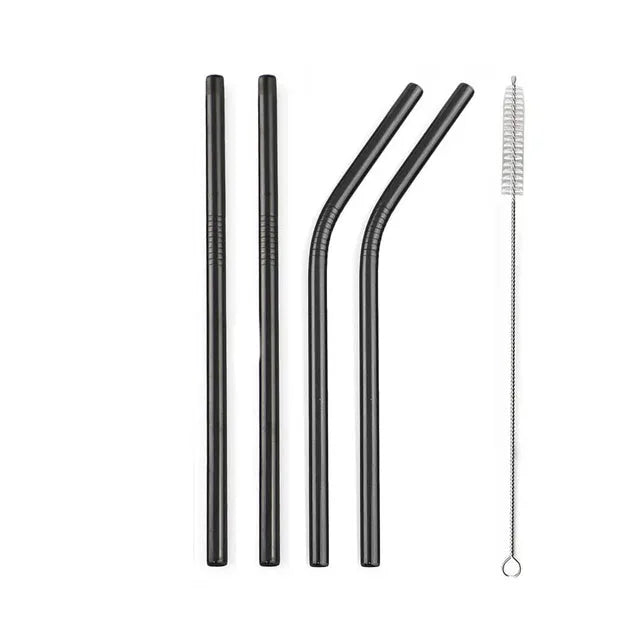 Jeu de 4 pailles en métal courtes noires avec goupillon de nettoyage sur fond blanc