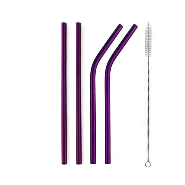 Jeu de 4 pailles en métal courtes violettes avec goupillon de nettoyage sur fond blanc
