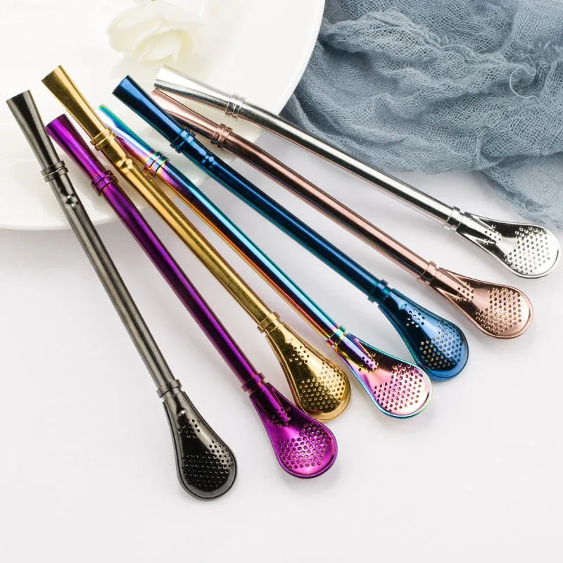 Collection de sept pailles mojito de couleurs différentes disposées sur une assiette blanche