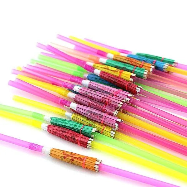 Gros plan macro sur un tas de pailles cocktail à parasol multicolores empilées en vrac sur fond blanc