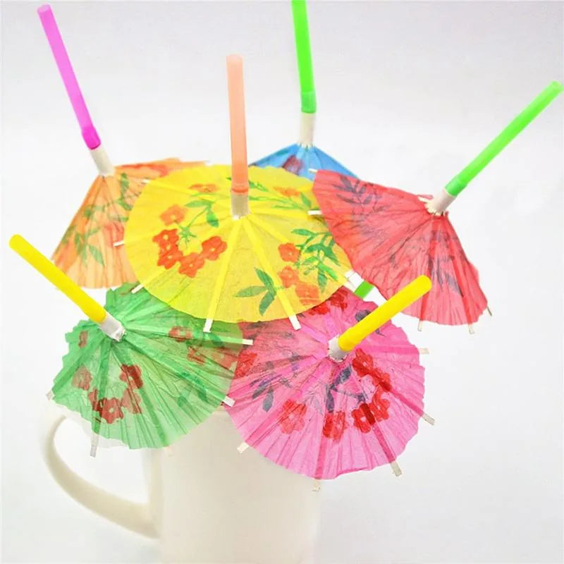 Pailles cocktail à parasol multicolores ouvertes et plantées dans une tasse blanche, packshot sur fond blanc