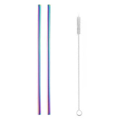 Deux pailles cocktail en inox de couleur irisée multicolore accompagnées de leur goupillon de nettoyage sur fond blanc