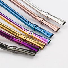 Gros plan sur les embouts coudés et anneaux décoratifs de chaque paille à mojito, dans les sept coloris disponibles.
