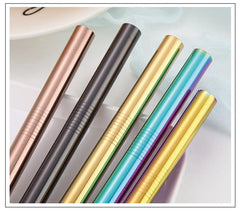 Gros plan sur les embouts de cinq pailles en inox de couleurs différentes montrant le détail de leur finition métallique
