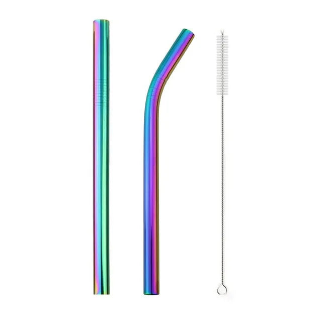 Deux pailles smoothie en inox multicolore irisé avec goupillon de nettoyage sur fond blanc