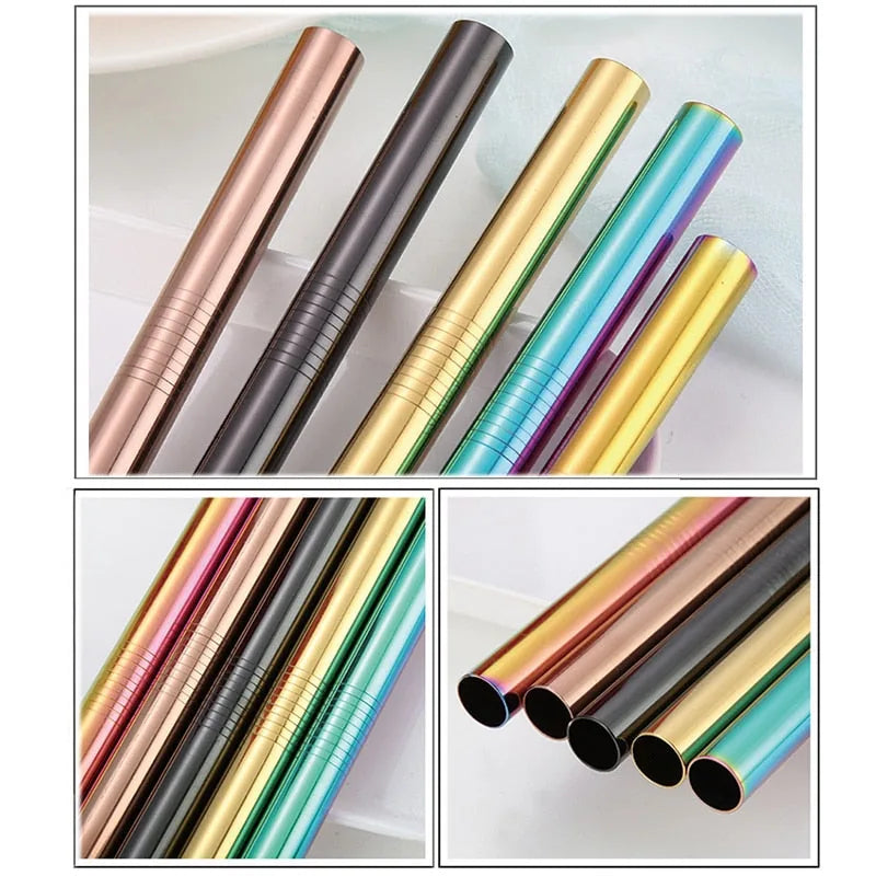 Gros plan sur les embouts des pailles en inox dans les coloris cuivré, noir, doré, turquoise et multicolore