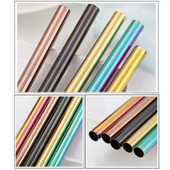 Gros plan sur les embouts des pailles en inox dans les coloris cuivré, noir, doré, turquoise et multicolore