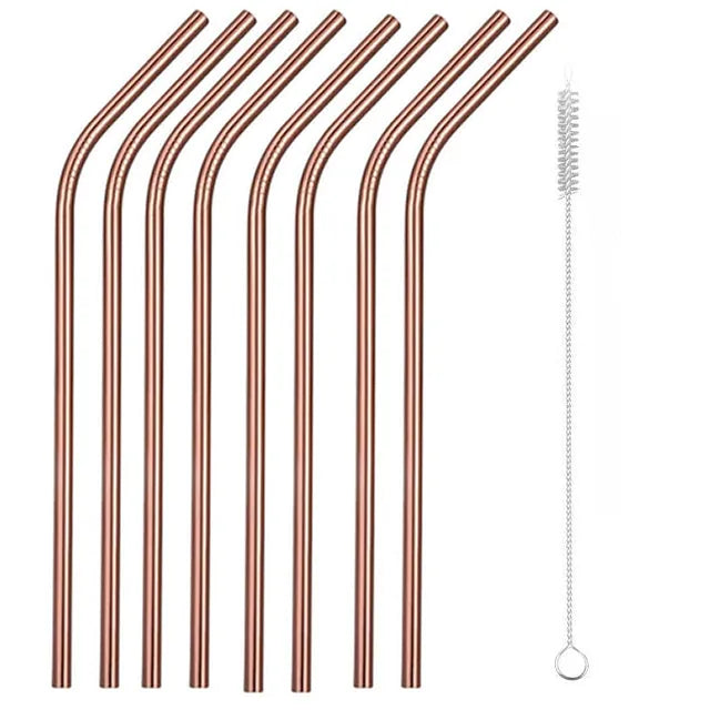 Lot de 8 pailles cocktail courbées en inox cuivré avec brosse de nettoyage sur fond blanc.