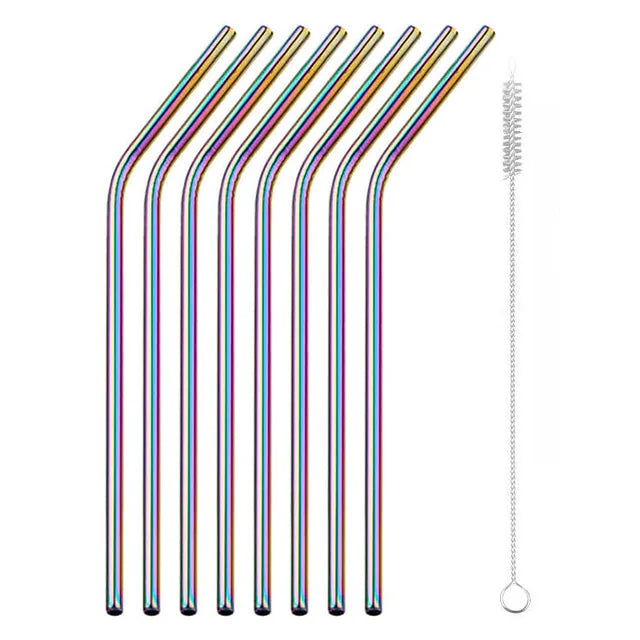 Lot de 8 pailles cocktail courbées en inox multicolore irisé avec brosse de nettoyage sur fond blanc.