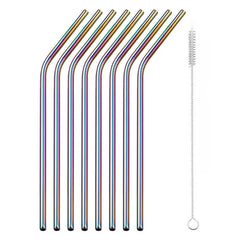 Lot de 8 pailles cocktail courbées en inox multicolore irisé avec brosse de nettoyage sur fond blanc.