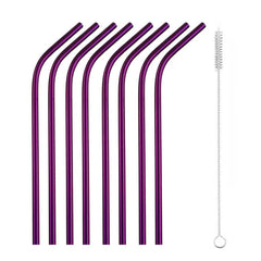 Lot de 8 pailles cocktail courbées en inox violet avec brosse de nettoyage sur fond blanc.