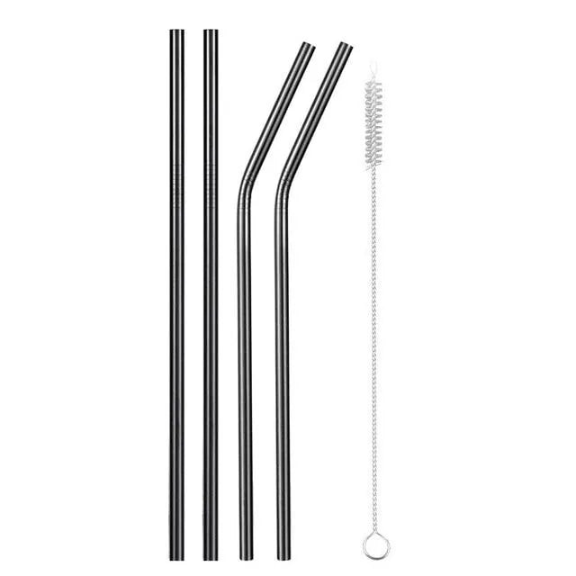 Quatre pailles cocktail noires en inox, deux droites et deux courbées, avec leur goupillon de nettoyage sur fond blanc.
