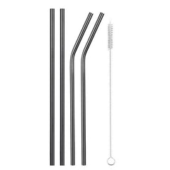 Quatre pailles cocktail noires en inox, deux droites et deux courbées, avec leur goupillon de nettoyage sur fond blanc.