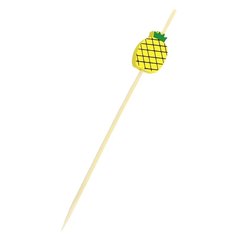 Pic à cocktail en bois en forme d'ananas, présenté seul sur fond blanc