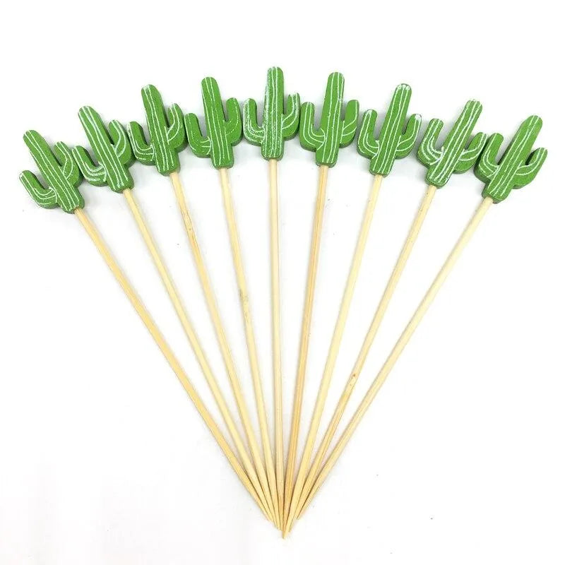 Dix piques à cocktail en forme de cactus disposés en éventail sur fond blanc.