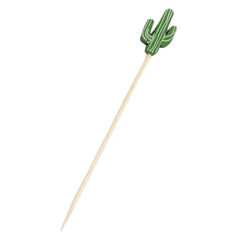 Pique à cocktail en forme de cactus vert sur bâtonnet en bambou, photographié seul sur fond blanc.