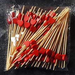 Sachet de piques à cocktail en bambou surmontées de cœurs rouges