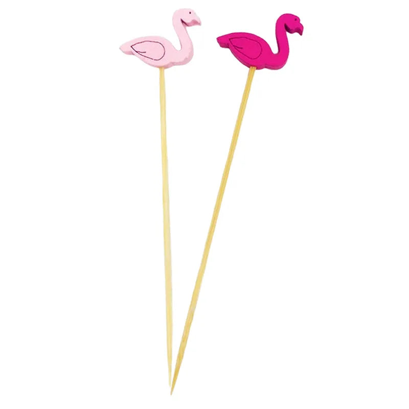 Deux piques apéritif en bois en forme de flamant rose, un rose pâle et un fuchsia, présentés sur fond blanc.
