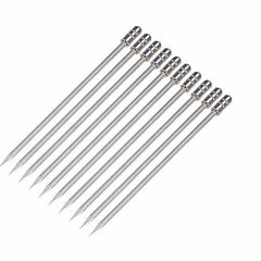 Lot de dix piques à cocktail en inox alignés en éventail sur fond blanc.