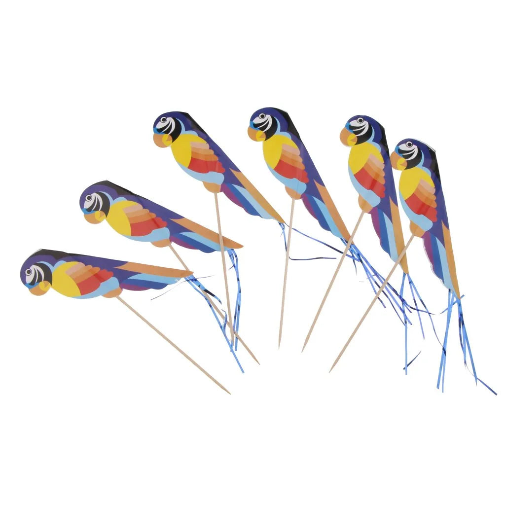 Quatre pics à cocktail perroquet tropical multicolores disposés en éventail sur fond blanc