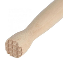 Gros plan sur l'embout strié en bois du pilon à cocktail, conçu pour piler les ingrédients.