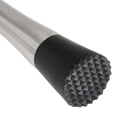 Gros plan sur la tête crantée noire du pilon à cocktail en silicone renforcé.